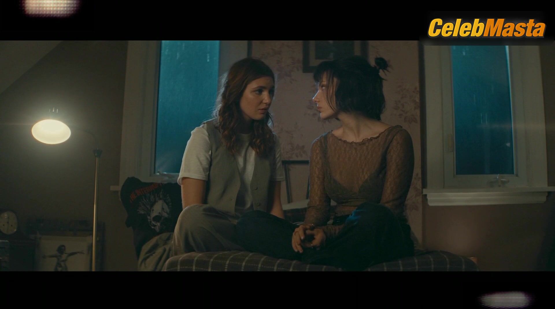 Dafne Keen Sophie Nelisse And Lesbian Scene From Whistle - Photo 1 of 5