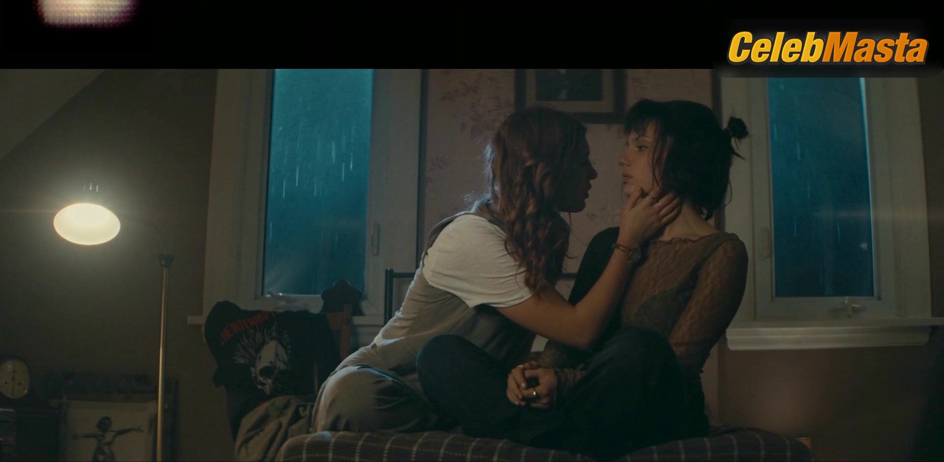 Dafne Keen Sophie Nelisse And Lesbian Scene From Whistle - Photo 1 of 5 photo 2