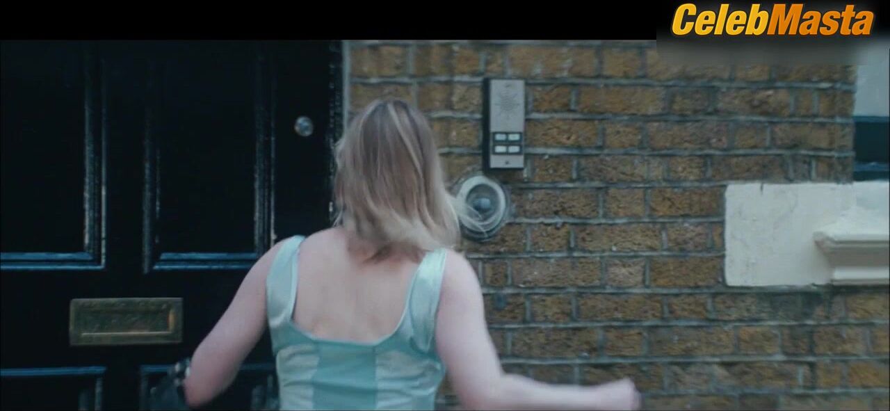 Renee Zellweger Underwear Scene In Bridget Jones The Edge Of - Photo 1 of 5
