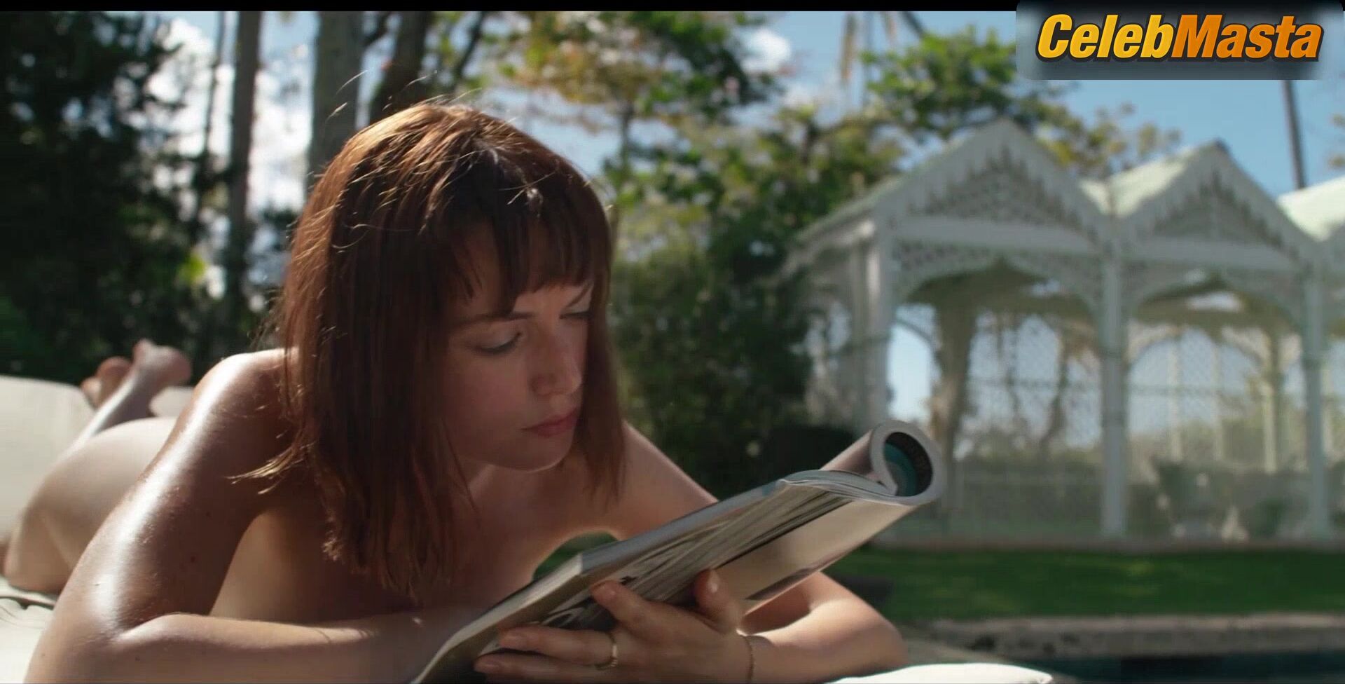 Gaite Jansen Bares Booty In Scene In Leopard Skin - Photo 2 of 5 photo 1