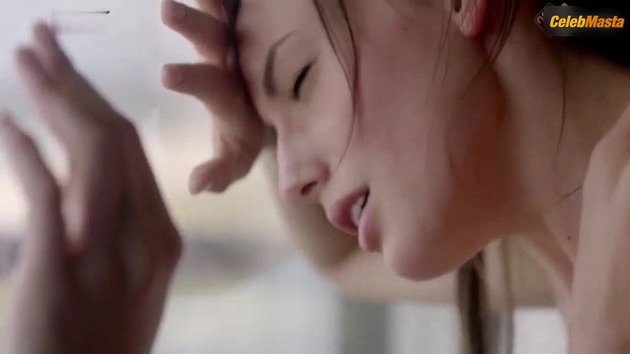 Gaite Jansen Flaunts Sexy Scene In Groenland - Photo 1 of 5