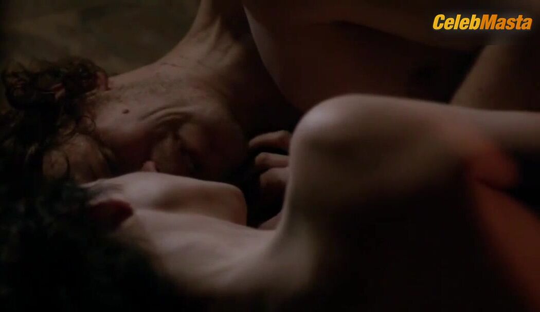 Caitriona Balfe Bares Butt, Breasts Scene In Outlander - Photo 2 of 5 photo 5