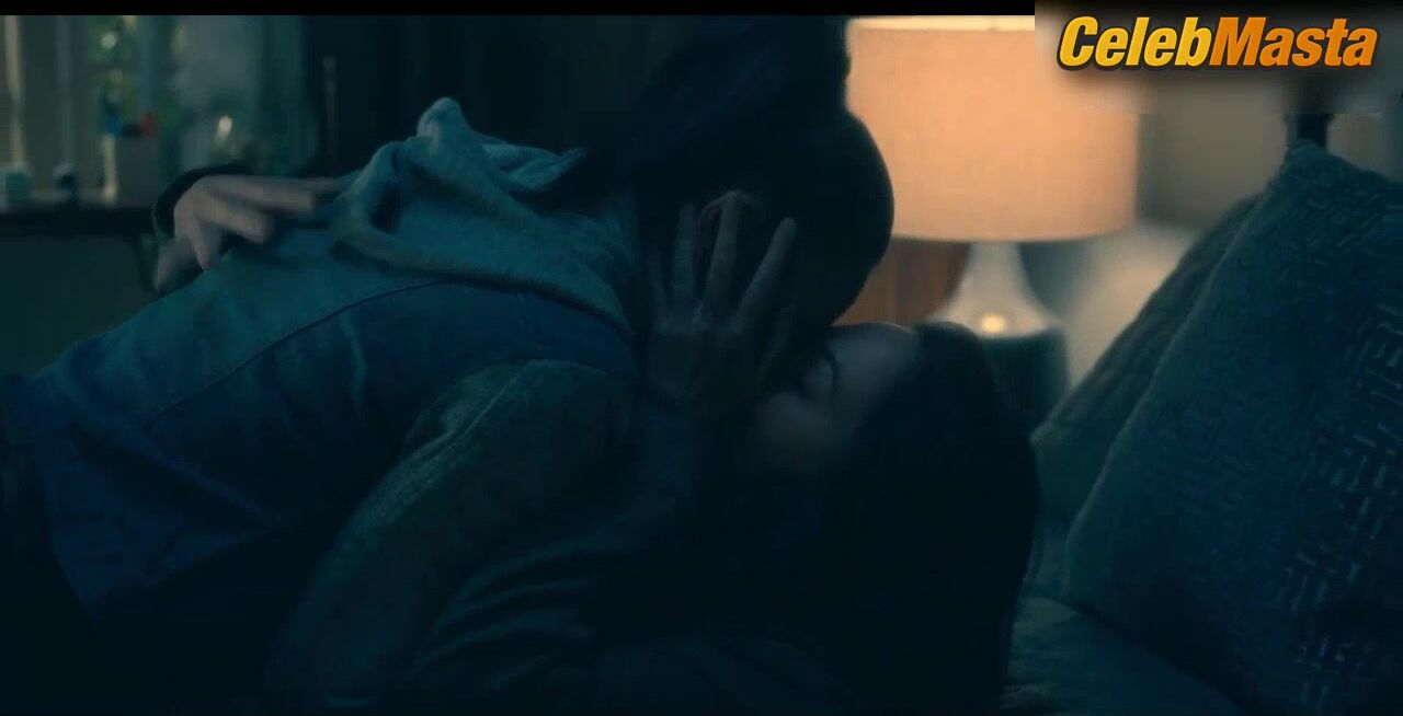 Kate Siegel And Levy Tran’s Lesbian Scene From The - Photo 2 of 5 photo 1