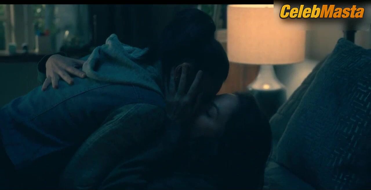 Kate Siegel And Levy Tran’s Lesbian Scene From The - Photo 2 of 5