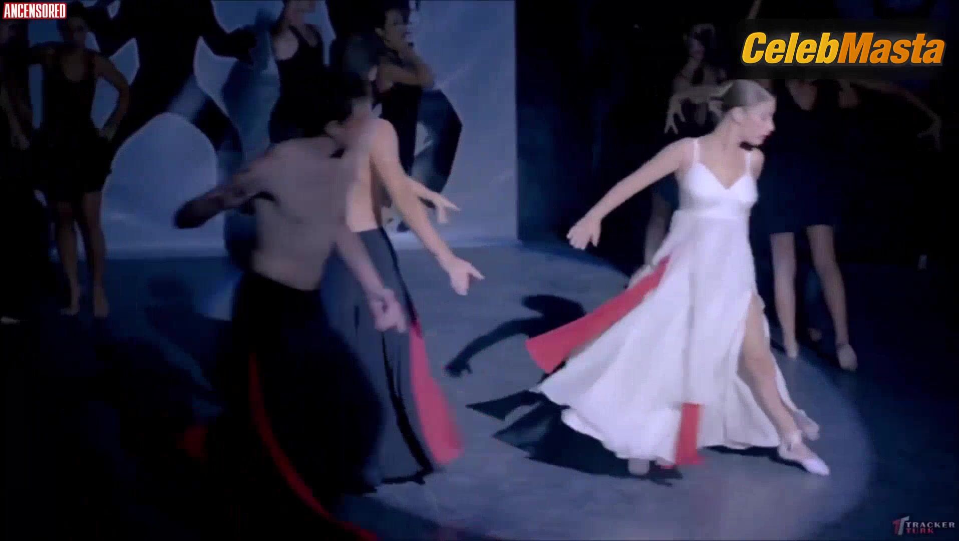 Hazal Kaya ’s Tits Scene From Ay Buyurken Uyuyamam - Photo 1 of 5 photo 2