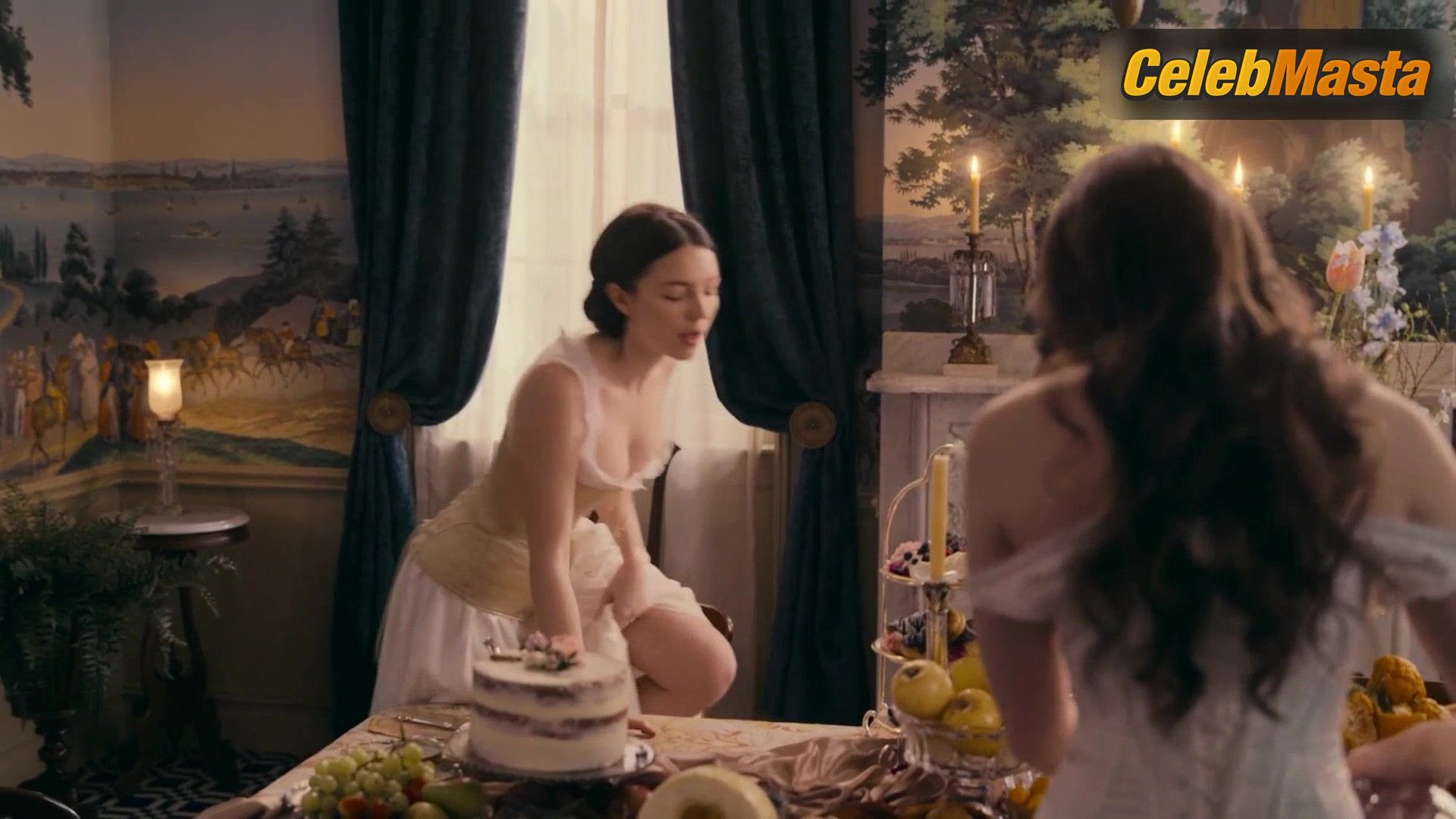 Ella Hunt Hailee Steinfeld And Kiss In Lesbian Scene - Photo 1 of 5
