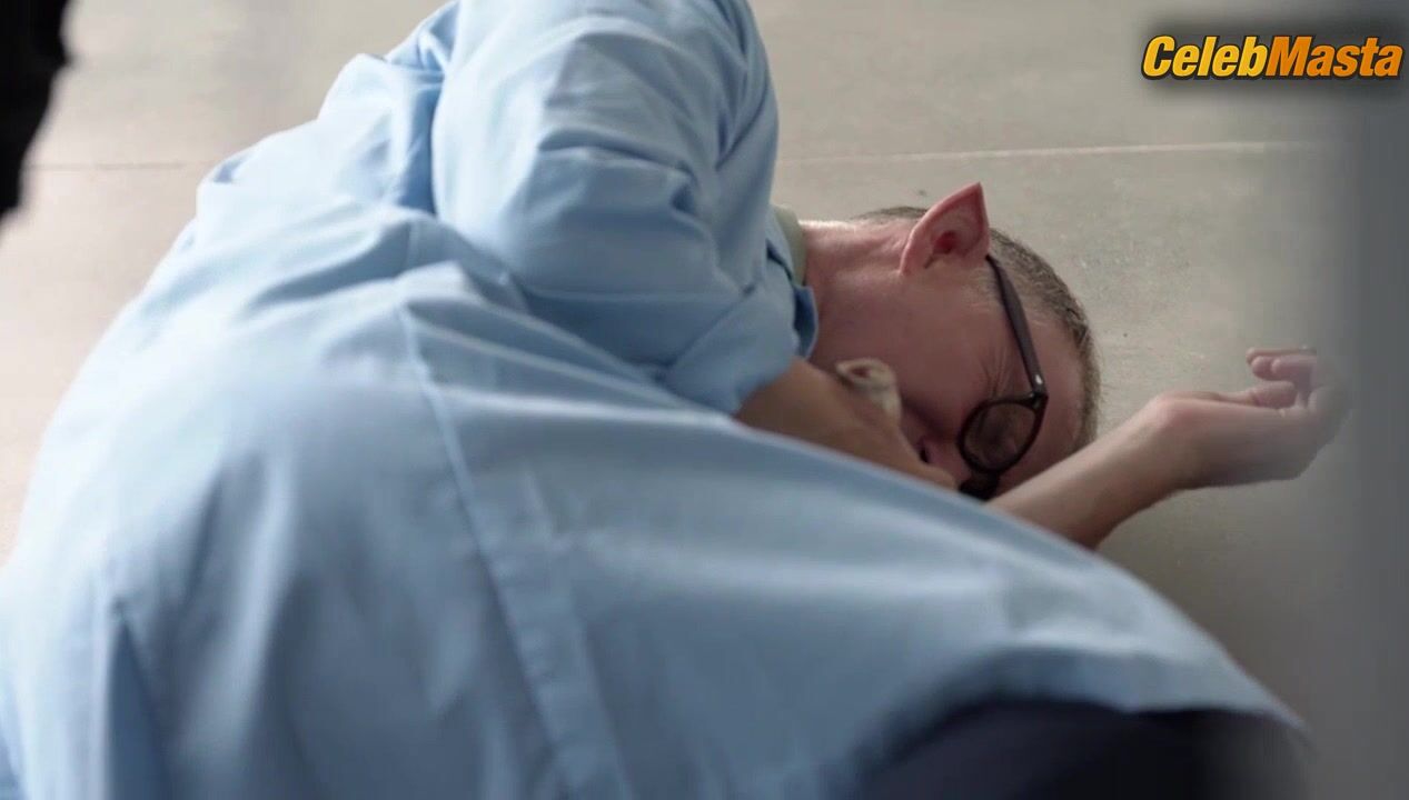 Rhona Mitra ’s Sexy Scene In Supergirl - Photo 1 of 5 photo 2