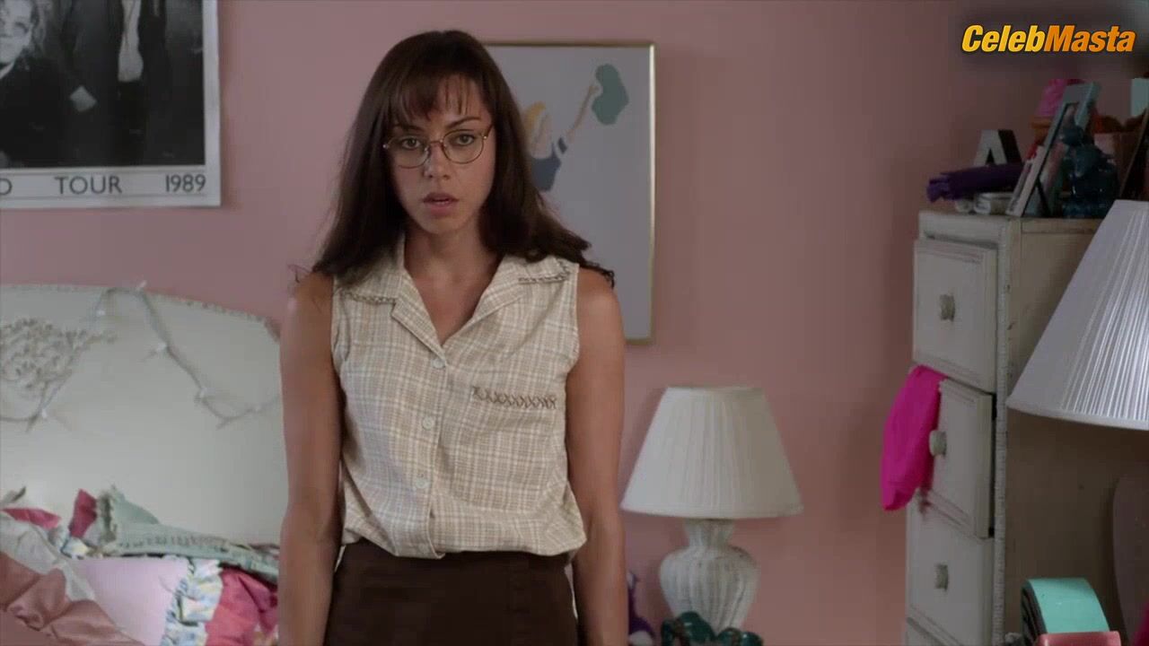 Rachel Bilson ’s Tits, Underwear Scene In The To Do - Photo 2 of 5 photo 1