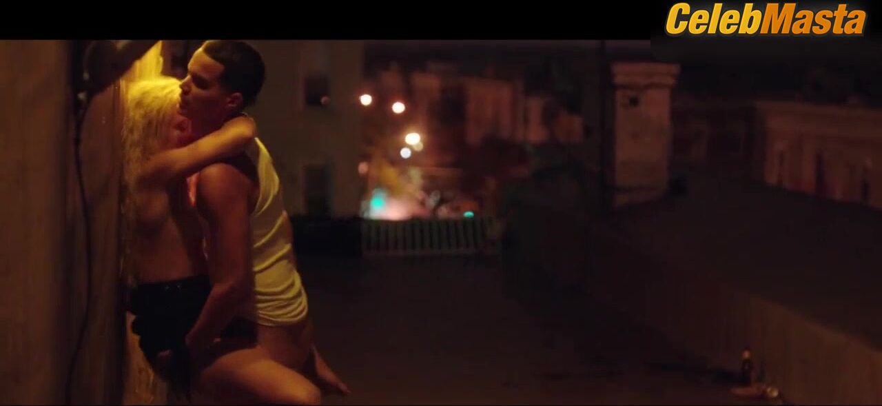 Morgan Saylor ’s Interracial Nude Scene In White Girl - Photo 1 of 5 photo 4
