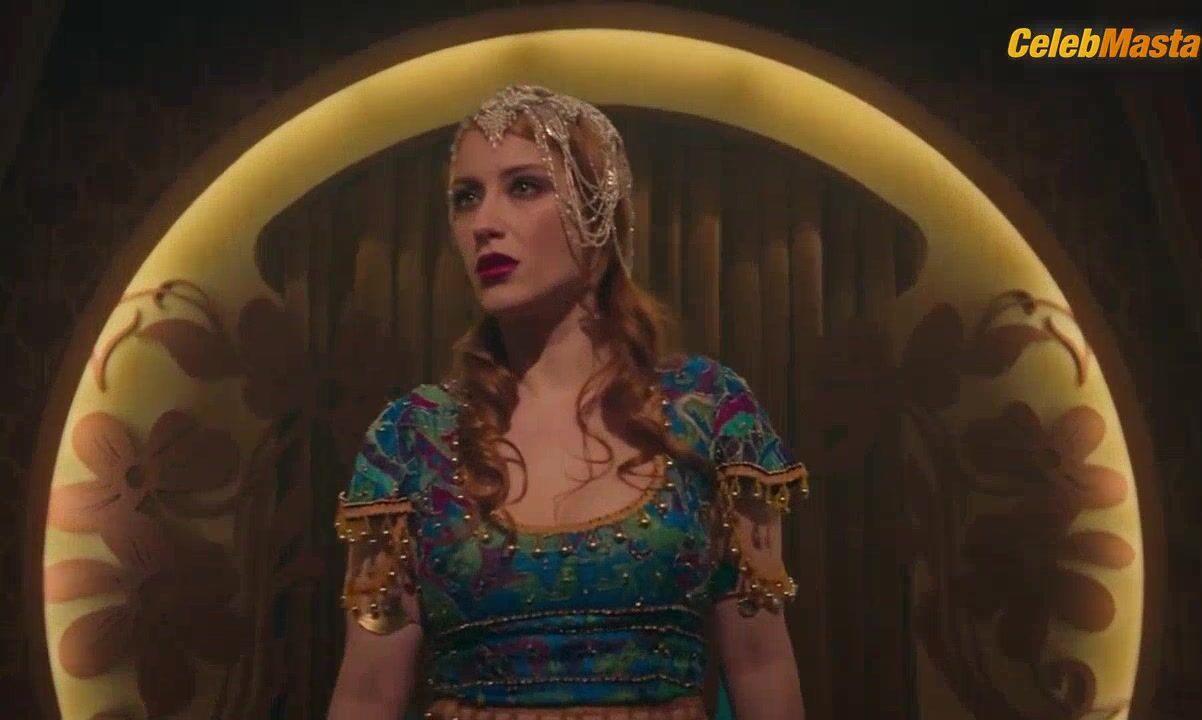 Hazal Kaya ’s Tits Scene From Pera Palas’ta - Photo 2 of 5 photo 1