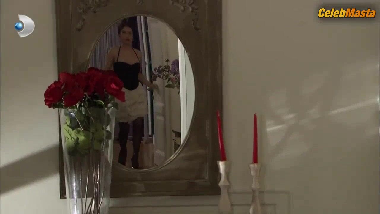 Hazal Kaya ’s Sexy Scene From Ask I Memnu - Photo 2 of 5 photo 4