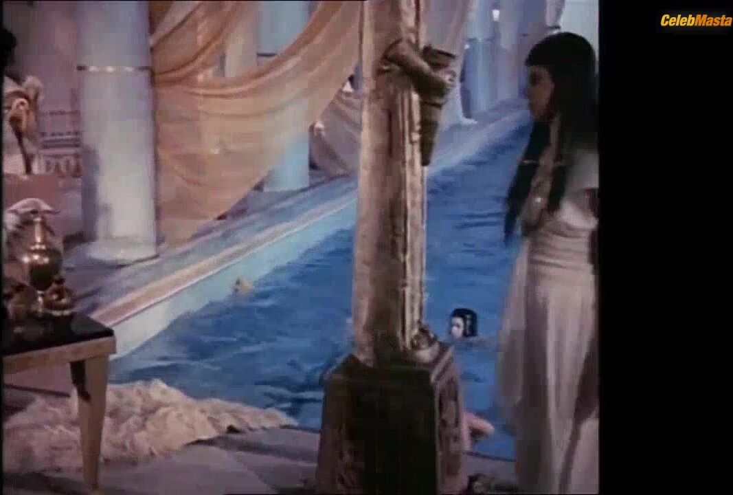 Sophia Loren Swimsuit Scene From Due Notti Con Cleopatra - Photo 2 of 5