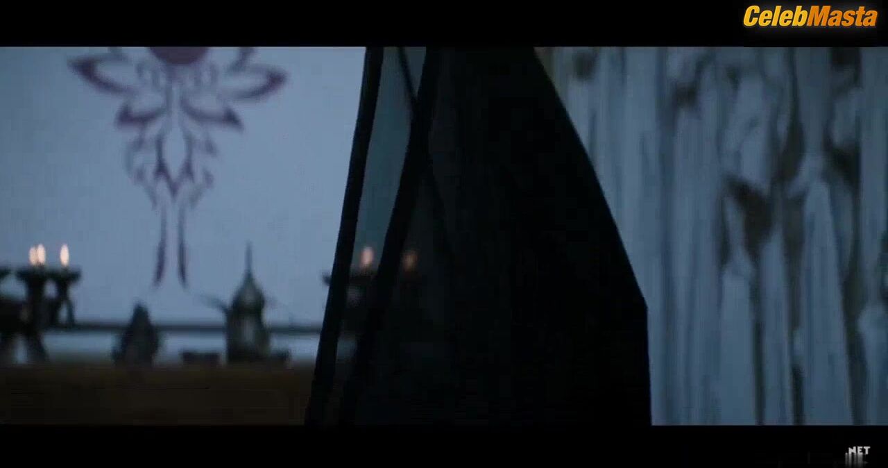 Jeong Yu-mi ’s Lesbian, Boobs Scene In Queen Woo - Photo 2 of 5 photo 1