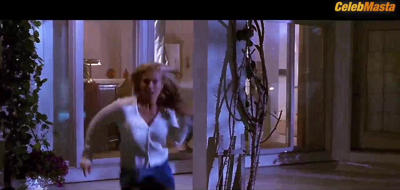 Carmen Electra ’s Ass, Tits Scene From Scary Movie - Photo 1 of 5