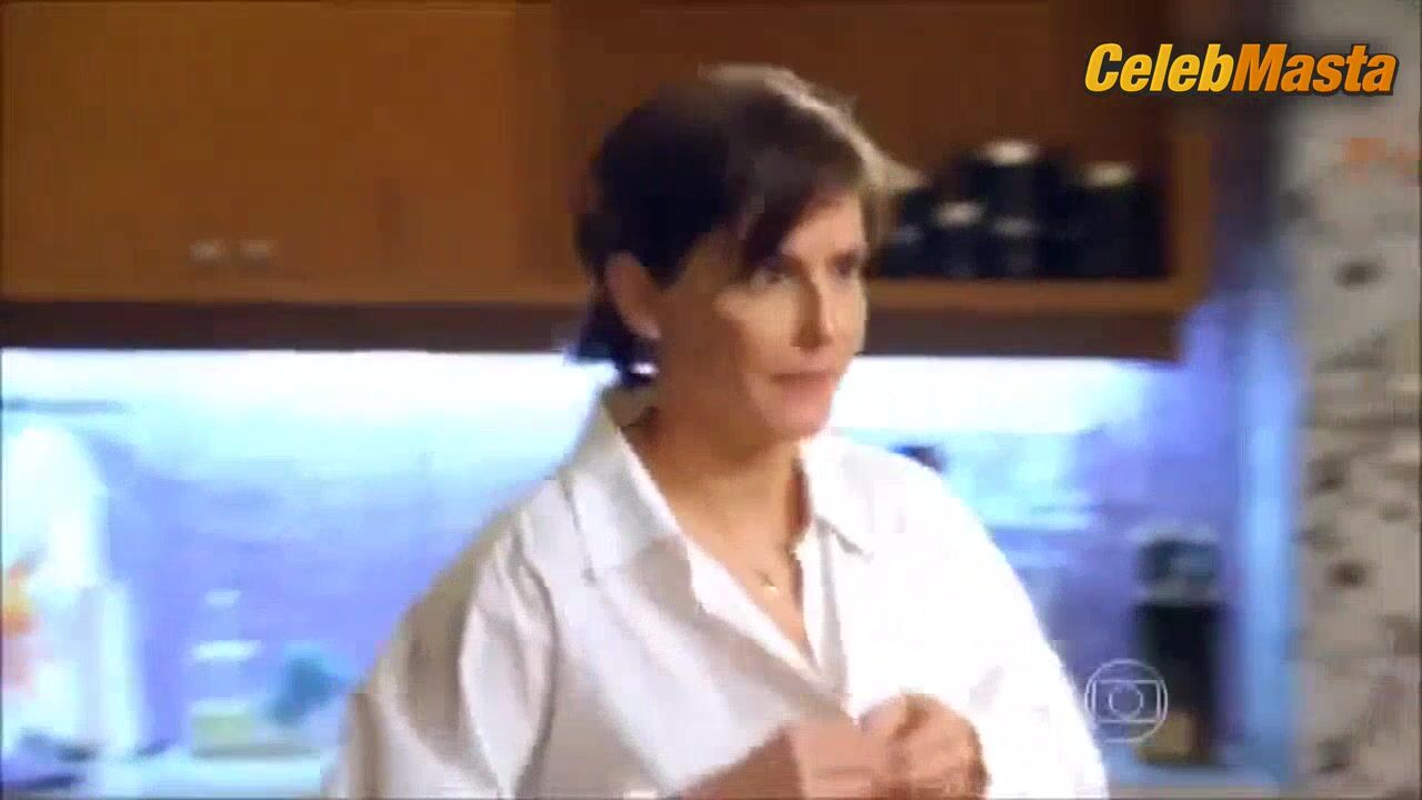 Deborah Secco Underwear Scene From Louco Por Elas - Photo 2 of 5