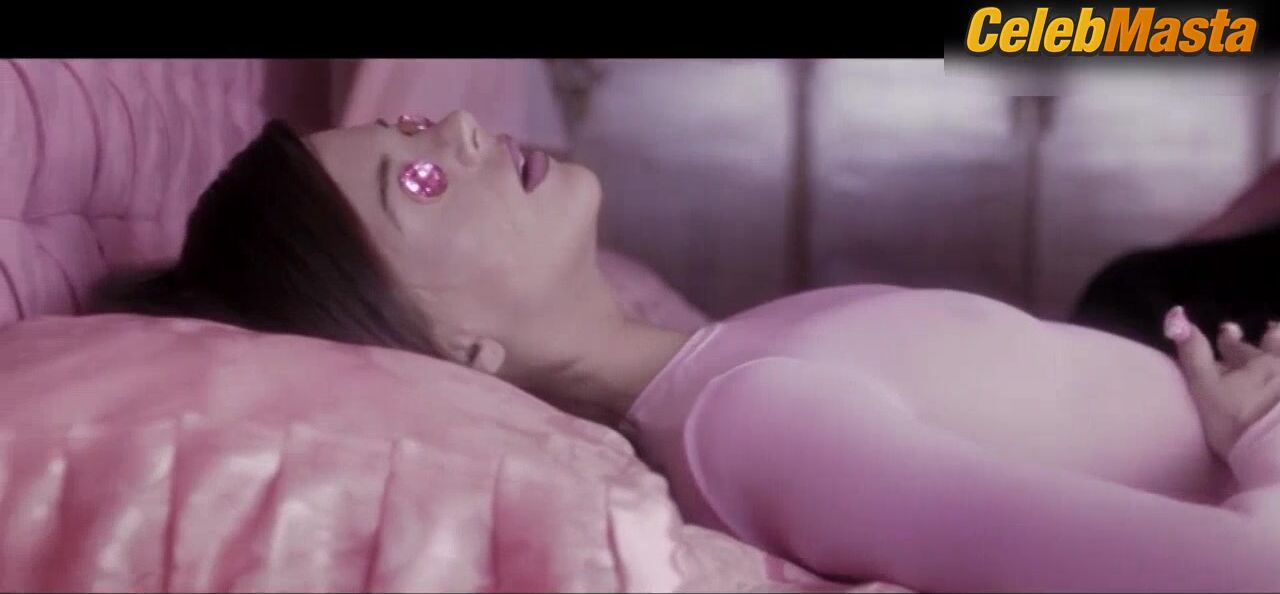 Macarena Gomez ’s Lesbian Scene From Skins - Photo 2 of 5 photo 4