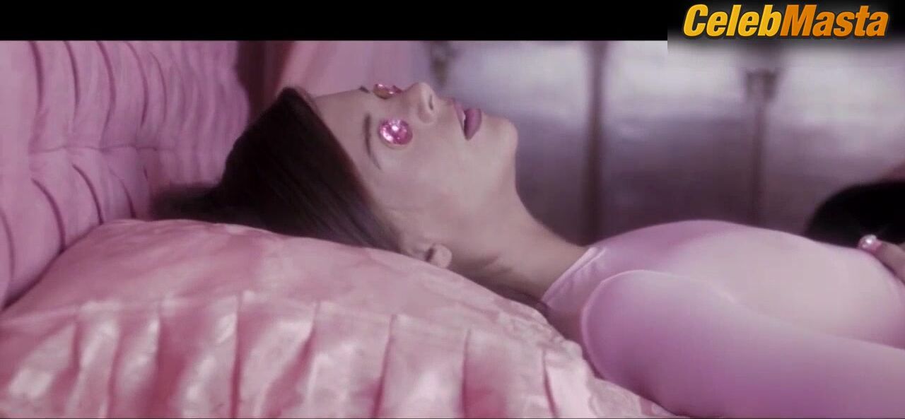 Macarena Gomez ’s Lesbian Scene From Skins - Photo 2 of 5 photo 5