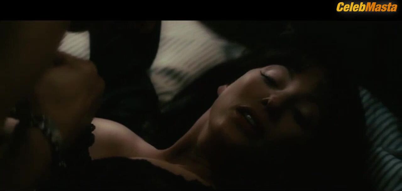 Rhona Mitra Booty, Swimsuit Scene From The Number 23 - Photo 2 of 5