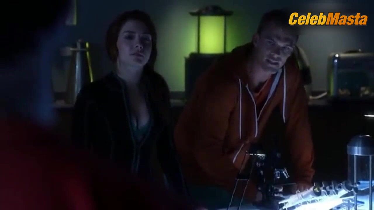 Elena Satine ’s Tits, Swimsuit Scene In Smallville - Photo 1 of 5 photo 2