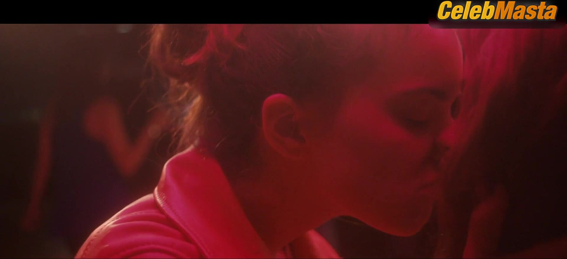 Brianna Hildebrand And Dylan Gelula’s Lesbian Sex Scene - Photo 4 of 5 photo 5