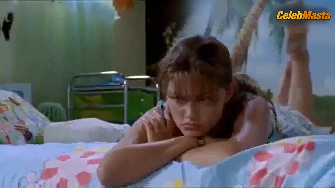 Phoebe Tonkin Hot Scene In H2o Just Add Water - Photo 1 of 5