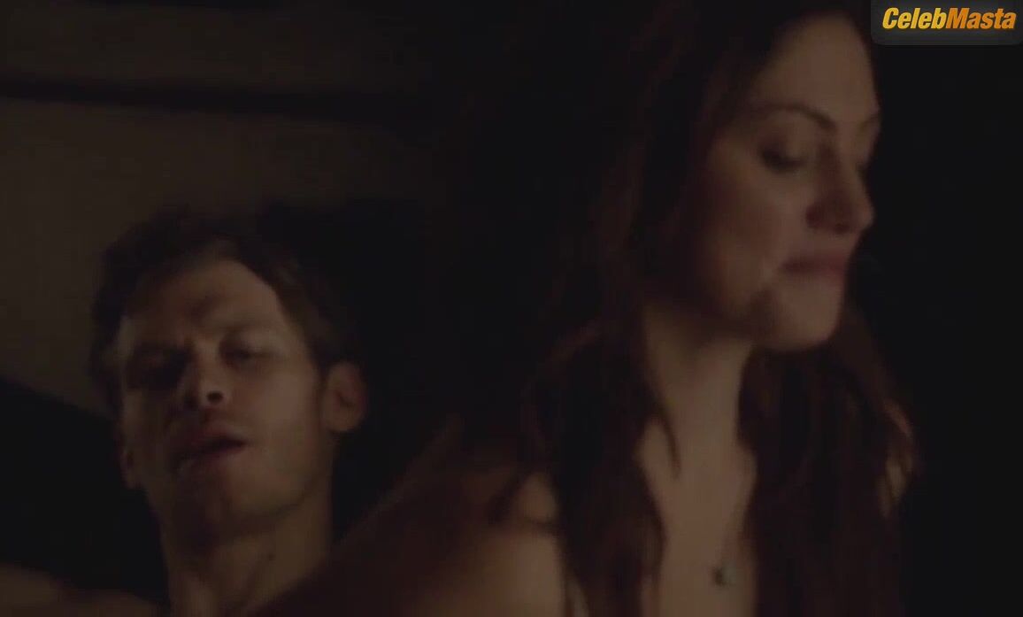 Phoebe Tonkin Tempting Scene In H2o Just Add Water - Photo 1 of 5