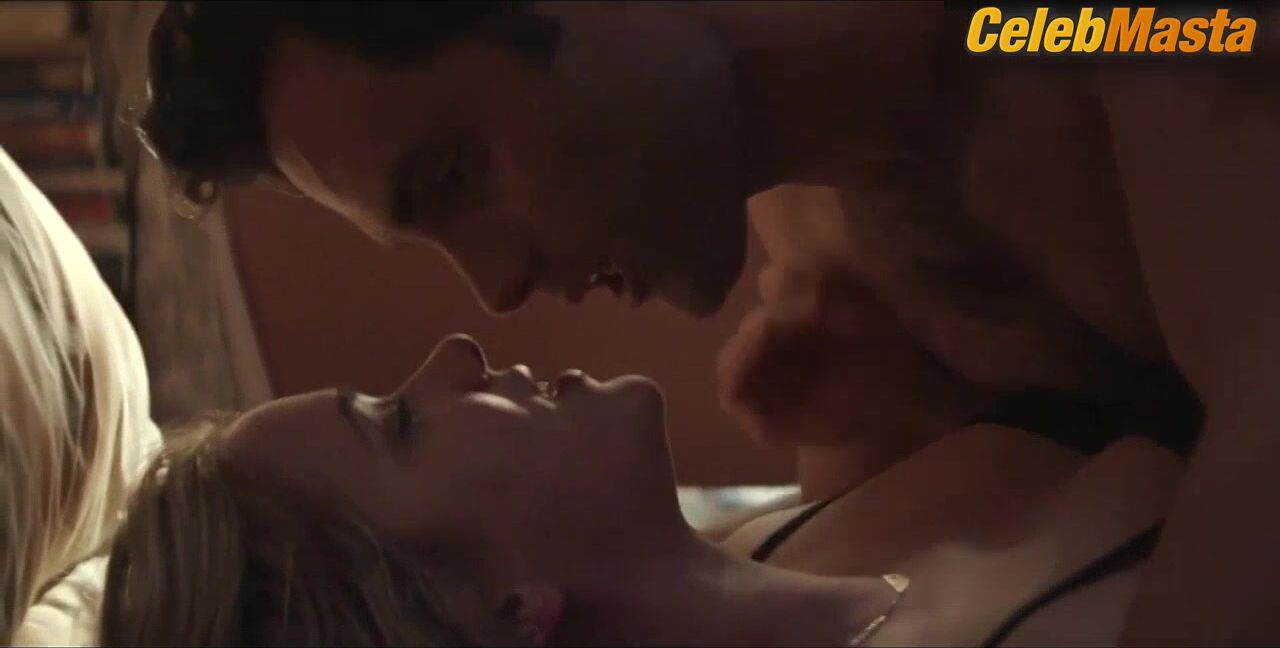 Elizabeth Lail Shows Underwear Scene In You - Photo 1 of 5 photo 4