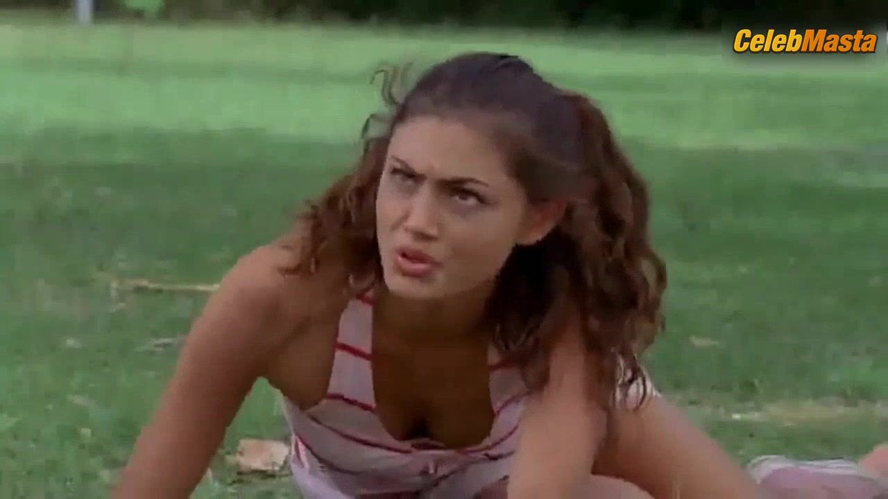 Phoebe Tonkin Displays Racy Scene In H2o Just Add Water - Photo 2 of 5 photo 1