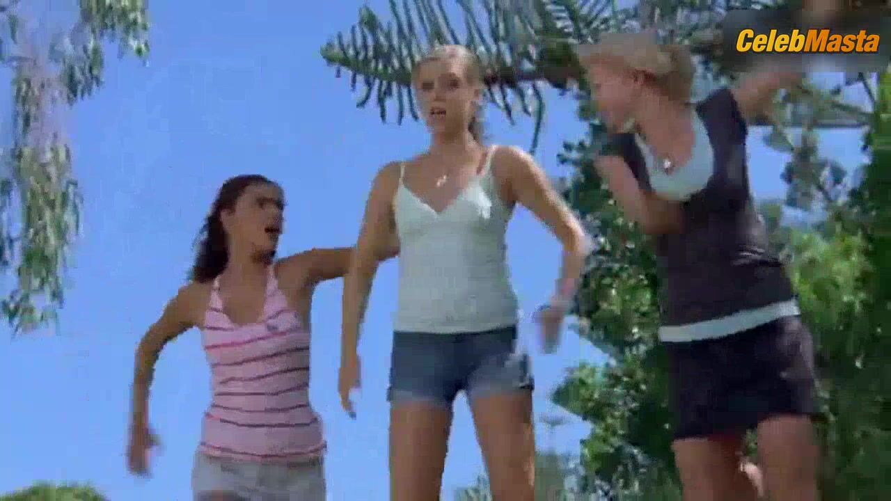 Phoebe Tonkin Displays Racy Scene In H2o Just Add Water - Photo 2 of 5 photo 4