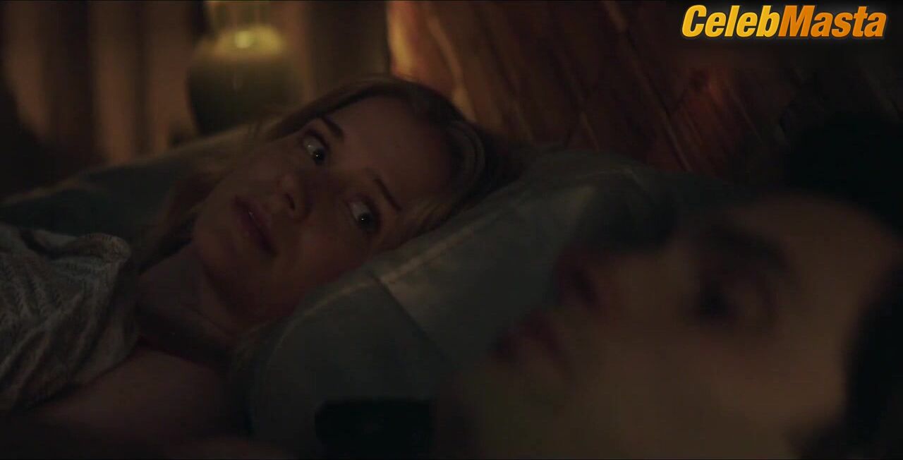 Elizabeth Lail Bares Underwear Scene In You - Photo 1 of 5 photo 2