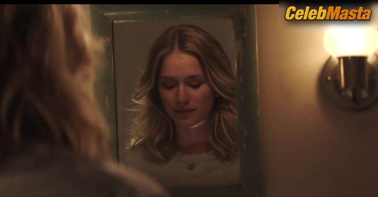 Elizabeth Lail Bares Underwear Scene In You - Photo 1 of 5 photo 4
