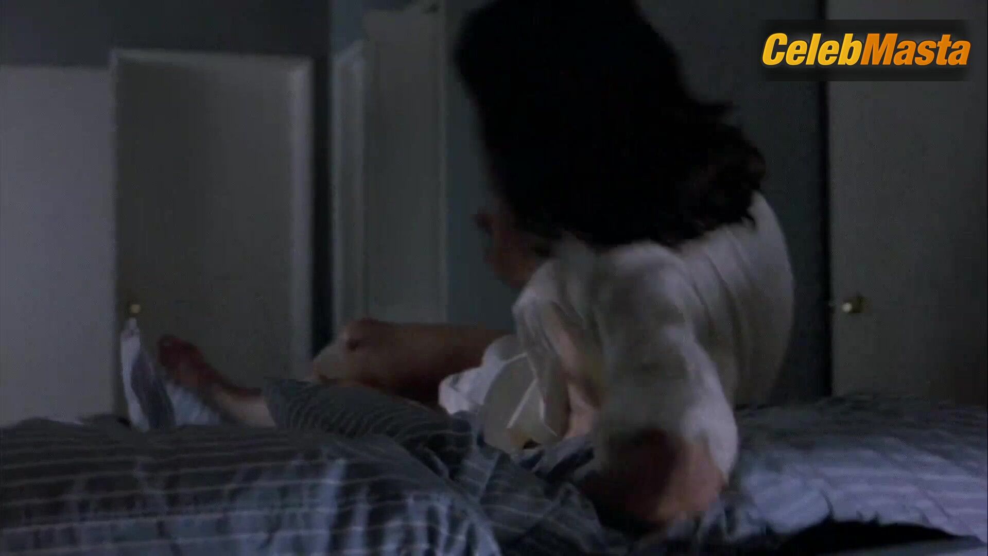 Linda Fiorentino Booty Scene In The Last Seduction - Photo 2 of 5