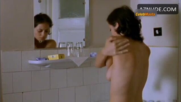 Marion Cotillard Boobs Scene In Une Femme Piegee - Photo 1 of 5 photo 2