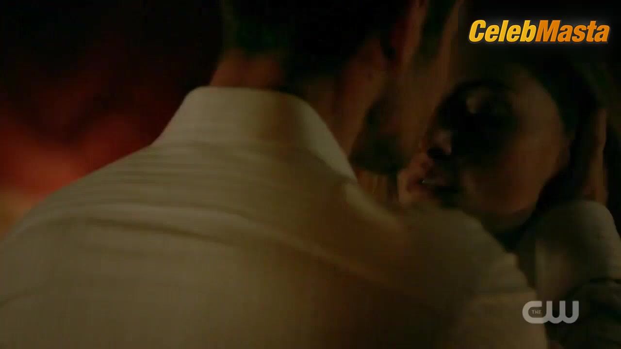 Phoebe Tonkin Underwear Scene From The Originals - Photo 1 of 5