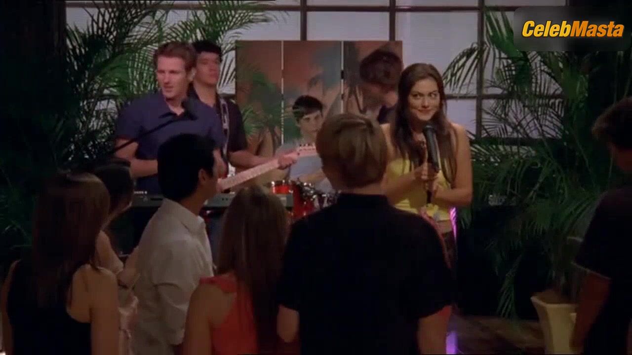 Phoebe Tonkin Seductive Scene In H2o Just Add Water - Photo 4 of 5