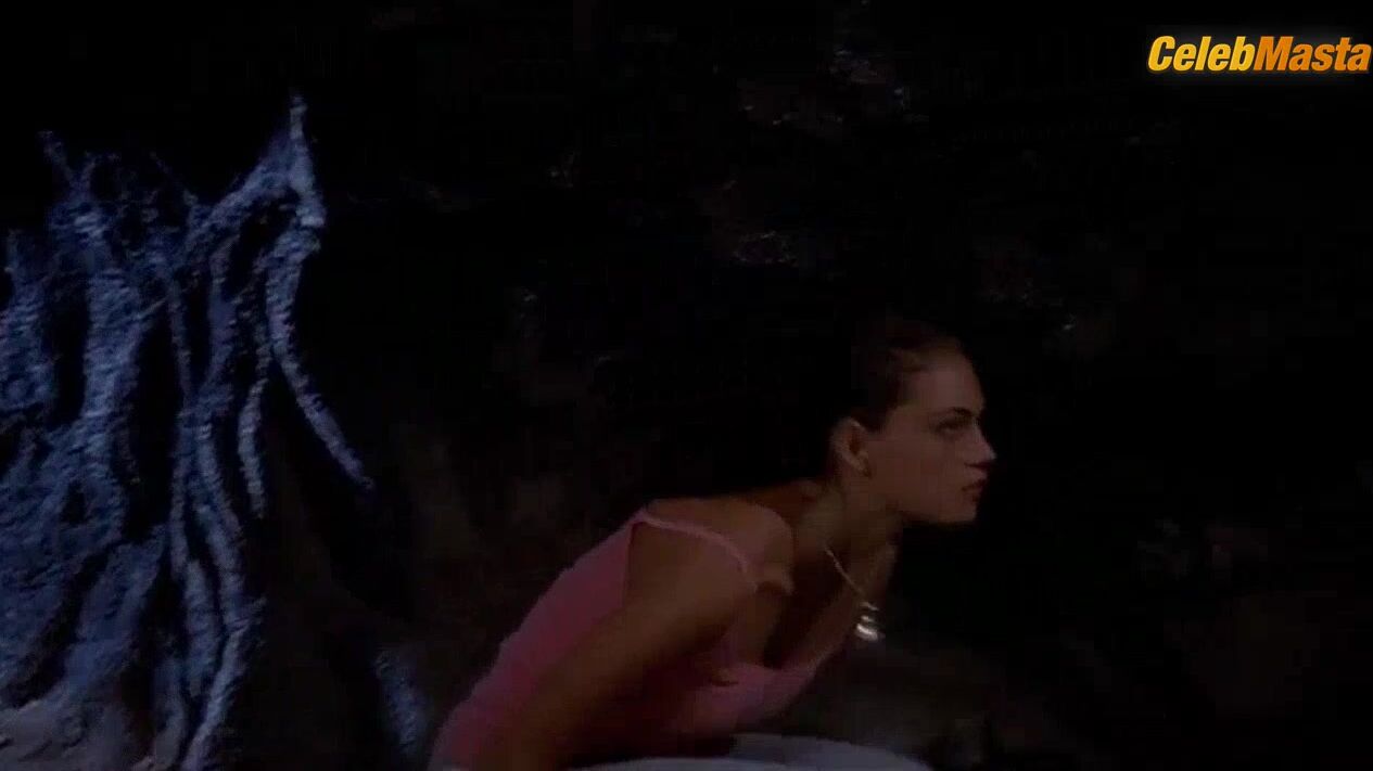 Phoebe Tonkin Displays Sex Scene In H2o Just Add Water - Photo 5 of 5