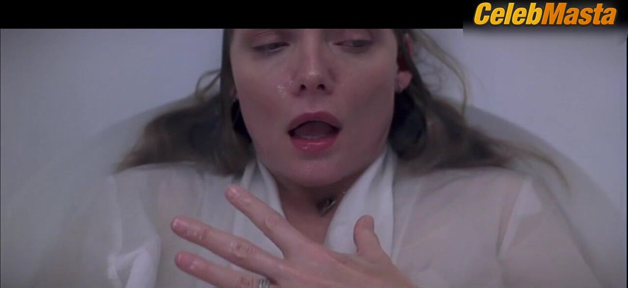 Michelle Pfeiffer Shows Off Sex Scene In What Lies Beneath - Photo 2 of 5