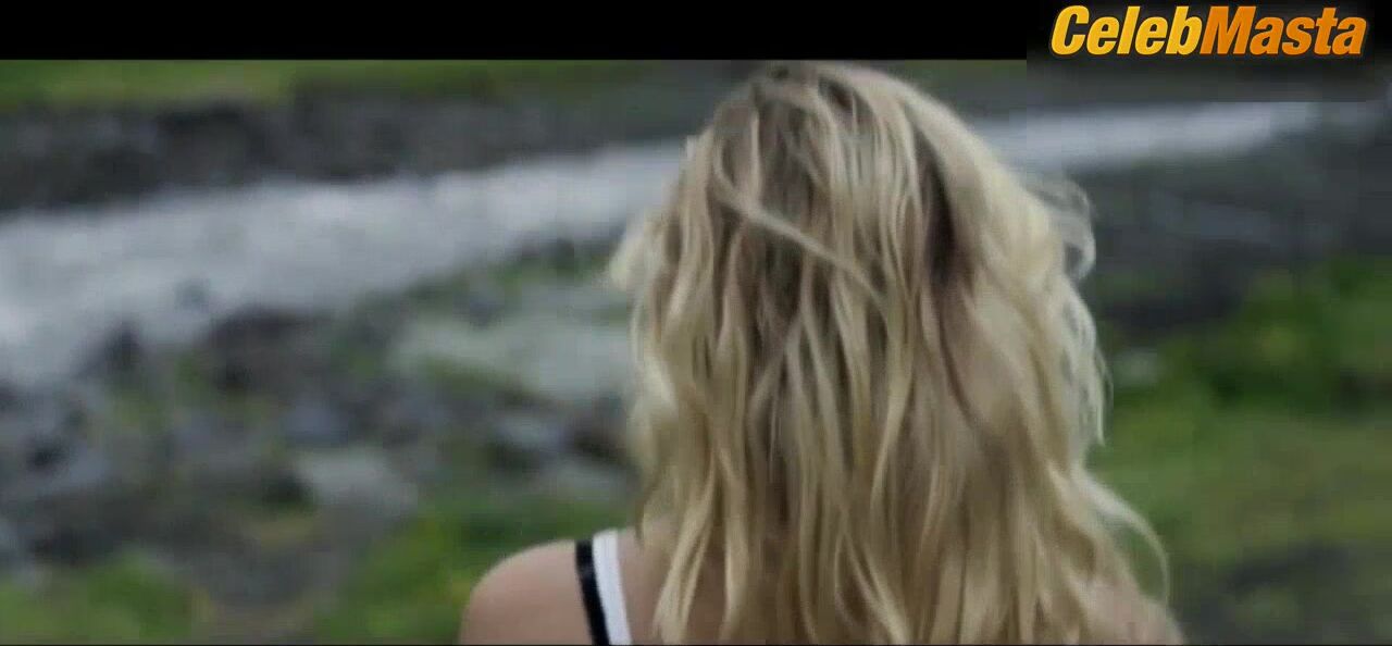Maika Monroe ’s Underwear, Butt Scene In Bokeh - Photo 3 of 5 photo 1