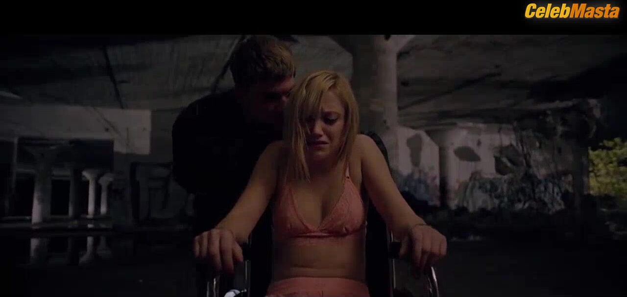 Maika Monroe Ass, Tits Scene From It Follows - Photo 5 of 5 photo 4