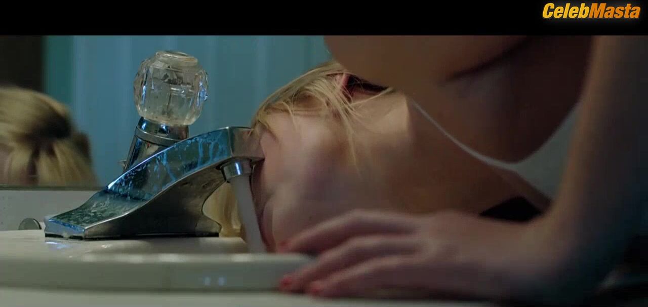 Maika Monroe Ass, Tits Scene From It Follows - Photo 5 of 5