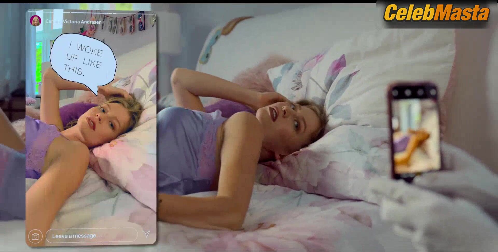 Lisa Vicari And Zoe Straub Sex Scene From Isi & Ossi - Photo 1 of 5