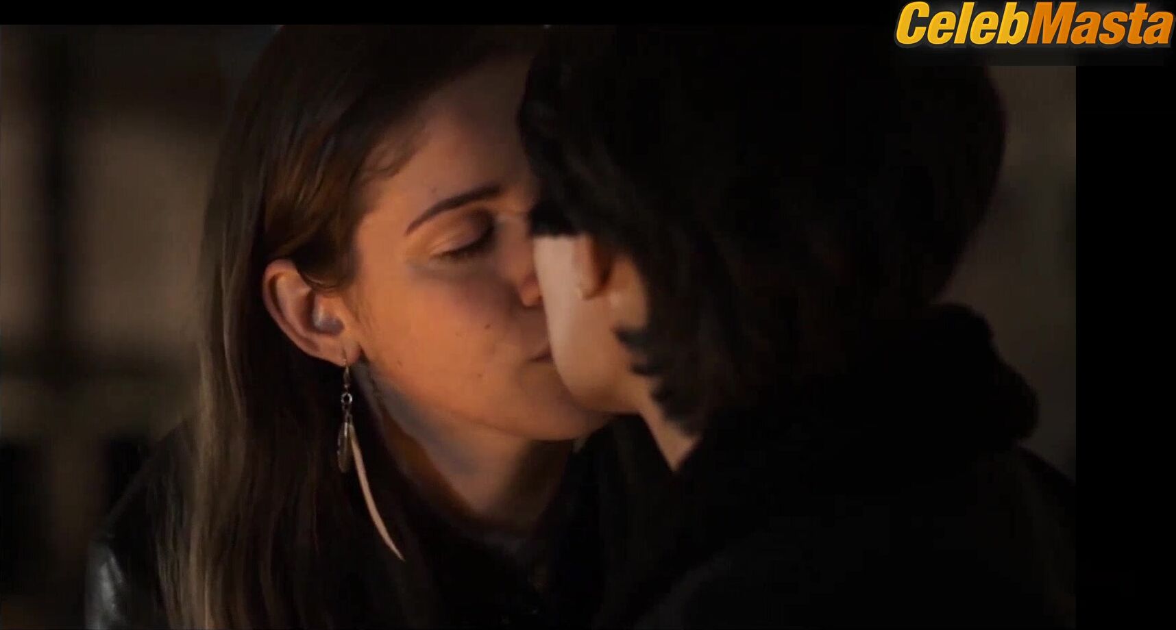 Brianna Hildebrand Jessica Lynn Skinner And Share Lesbian Scene - Photo 1 of 5 photo 2