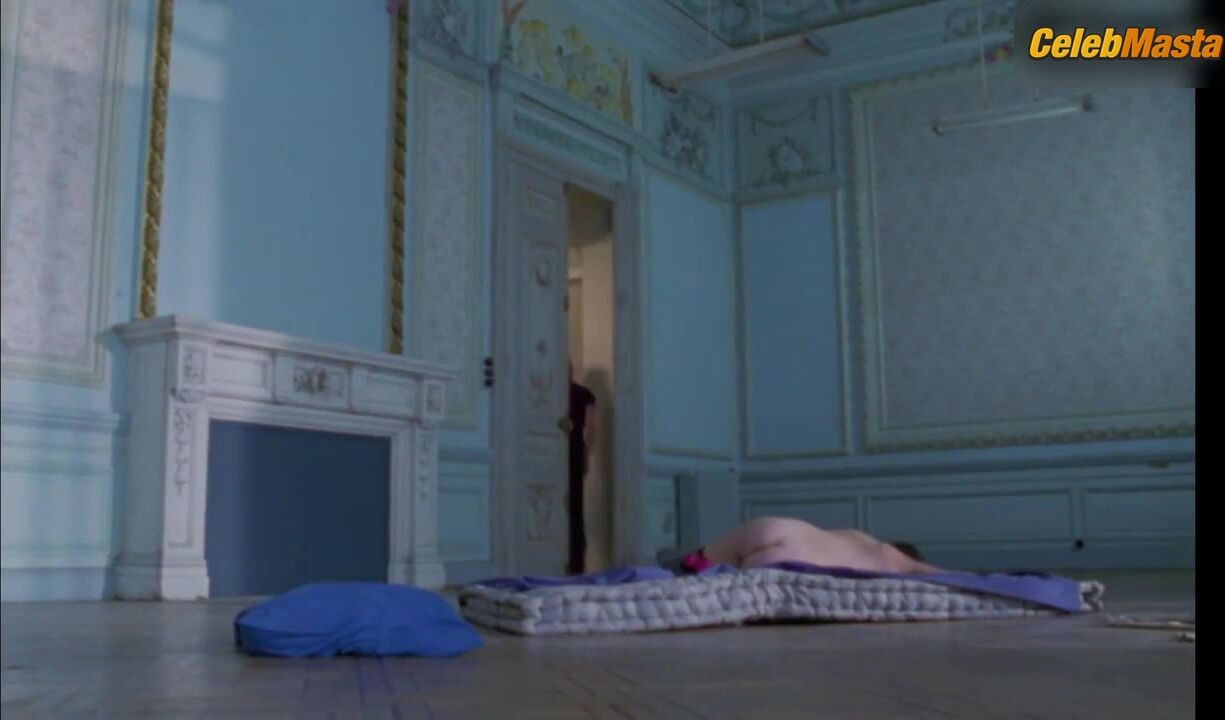 Marion Cotillard ’s Ass, Tits Scene In Chloe - Photo 1 of 5 photo 4