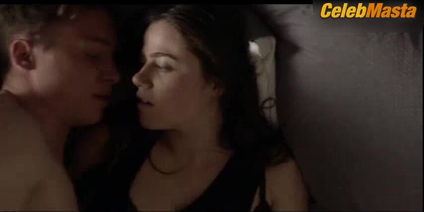 Molly Gordon ’s Tits Scene From Animal Kingdom - Photo 2 of 5 photo 5