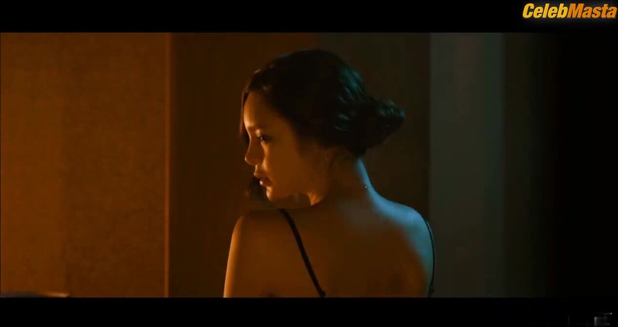 Park Si-yeon Tits Scene From The Scent - Photo 2 of 5 photo 1