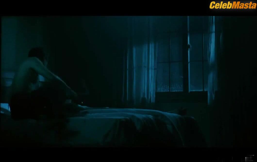 Park Si-yeon Tits Scene From The Scent - Photo 2 of 5