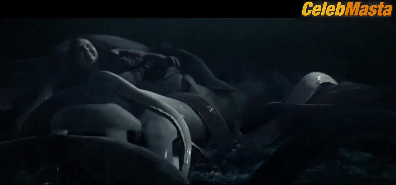 Eline Powell And Hermione Corfield Sexy Scene From King - Photo 1 of 5 photo 2