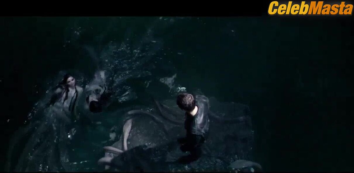 Eline Powell And Hermione Corfield Sexy Scene From King - Photo 1 of 5 photo 5