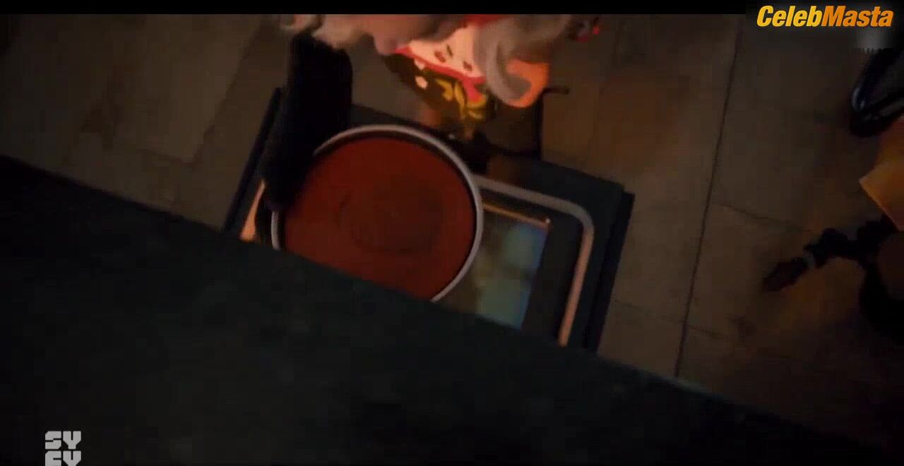 Jennifer Tilly Bares Tits In Chucky Scene - Photo 2 of 5 photo 1