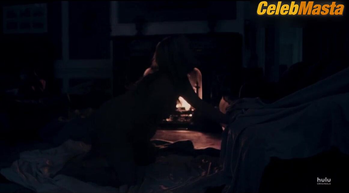 Elisabeth Moss Bares Tits Scene In The Handmaid’s Tale - Photo 1 of 5